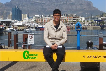 Francois Groenewald van Ovies sit hier in die raam waar toeriste letterlik toustaan vir foto’s met Tafelberg as agtergrond tydens sy besoek aan die Waterfont en die Cape Einsteins se uitstalling.