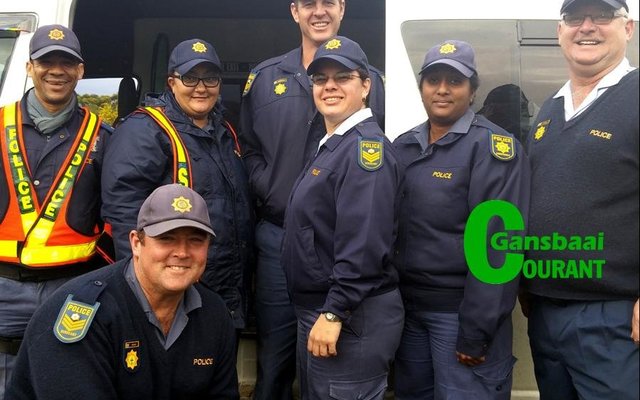 Die misdaadvoorkomingspan is voor: Sers Basson. Agter vlnr: Kapt Africa, Konst Sauls, Sers Groenewald, Sers Visser, Konst Naidoo en AO le Roux.