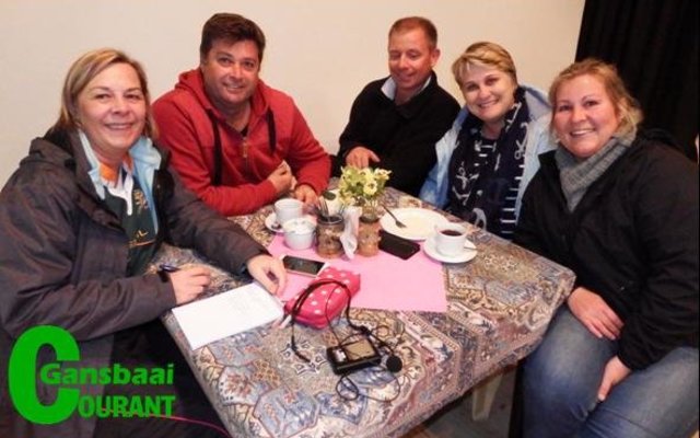 Gesellig om die koffietafel. Vlnr Marzaan Middleton, Benito Groenewald, Wayne Middleton, Stephanie Groenewald en Sharé Hobkirk.