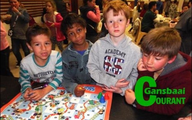 Wedywering met Slangetjies en Leertjies tussen vlnr Johannes van der Merwe (7), Donatexo Beyers (9), Tristan Fourie (9) en Jaco van Staden (8).  