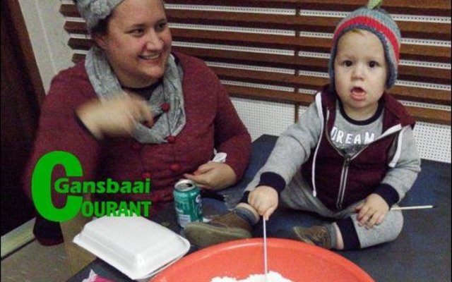 Klein Franko Claassen, baba-seuntjie van Cobus (Apteker) en Esti Claassen neem deel aan die pret om met meel te mors.