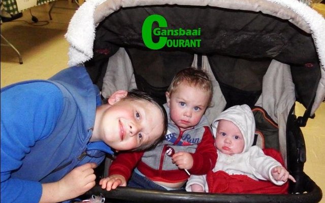 Drie boeties by die stootwaentjie. Vlnr De Wet (11), Nathen (1)  en Henqu (4 maande) Bodenstein.