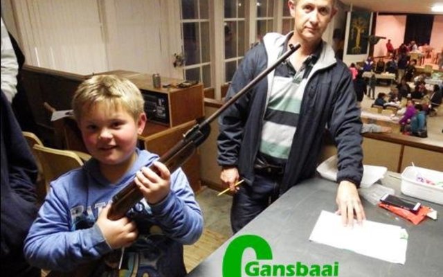 Janez Botha (8) wys hoe word ‘n windbuks hanteer. 