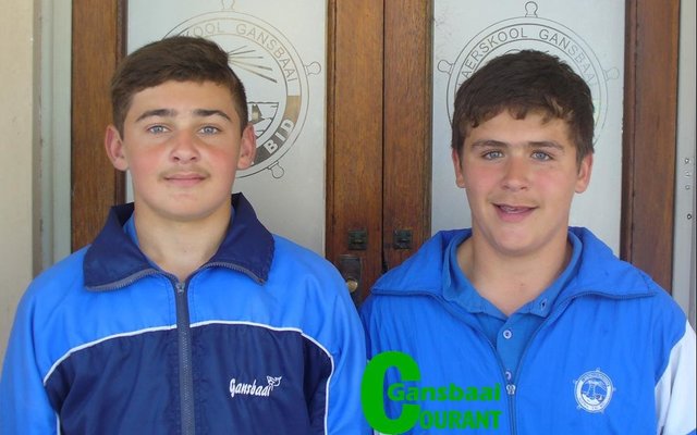 Die onlangse Suid-Boland Rugbywedstryde het vir ‘n besonderse prestasie vir twee leerders van Laerskool Gansbaai gesorg. Charl Eksteen (regs) en Veno van Vuuren (links) se knap spel het vir hulle ‘n plek in die 0/12 Boland Rugbyspan besorg. Laerskool Gansbaai is besonder trots op dié twee knap rugbyspelers.