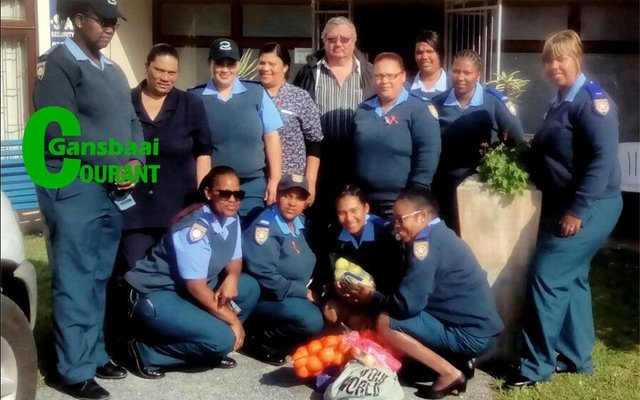 Verkeersdames op besoek aan Herberg-aan-See as deel van hul uitreikprogram. Voor vlnr Nicolette Kepkar, Christene Kholisile, Wynite Fourie en Noluthando Kedama. Agter vlnr Ncediswa Makhendlana, Suraya Kleinhans, Shaundre Oncker, Delia Prins, John van Rooyen, Alicia Arendse, Cristelle Fransman, Asandiswa Sigwili en Samantha van Vuuren.