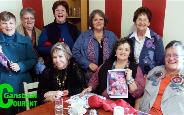 Die hekelgroep wat besluit het hekel is lankal nie meer net vir “Oumas” nie. Voor vlnr Rita, Alda (leier) en Dalene. Agter vlnr Anita, Suzette, Louisa, Emor en Kinnie.