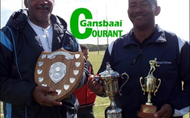 Links hou mnr Fielies (skoolhoof) van Laerskool WA Rossouw die Interskole skild vas wat hulle gewen het. Regs is mnr Tommy Volkwyn (skoolhoof) van Gansbaai Primêr met die Geesbekers.