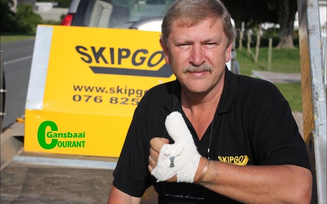 Gansbaai_Duim_in_hand_na_hospitaal