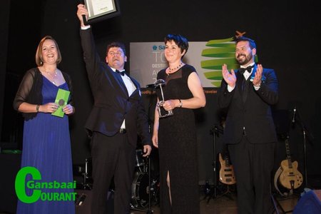 Tot Fourie hou die wensertifikaat  trots in die lug, nadat hulle vir ‘n tweede keer as finale wenners aangewys is. Vlnr Anje Badenhorst, Tot en Isabel Fourie (eienaars) en Jonathan David Pepler (Jnr) van Discount Traveller.