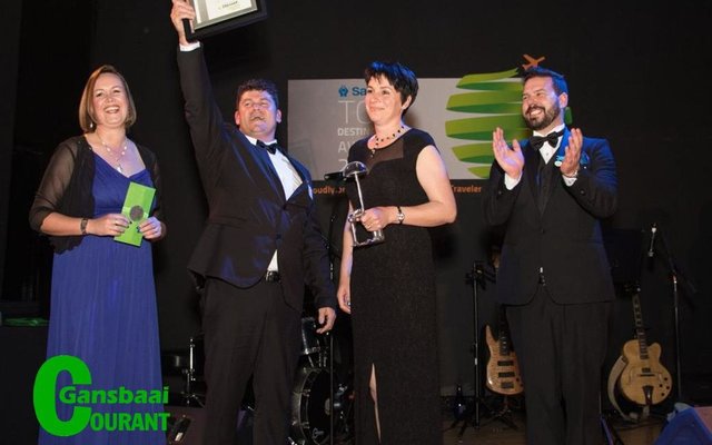 Tot Fourie hou die wensertifikaat  trots in die lug, nadat hulle vir ‘n tweede keer as finale wenners aangewys is. Vlnr Anje Badenhorst, Tot en Isabel Fourie (eienaars) en Jonathan David Pepler (Jnr) van Discount Traveller.