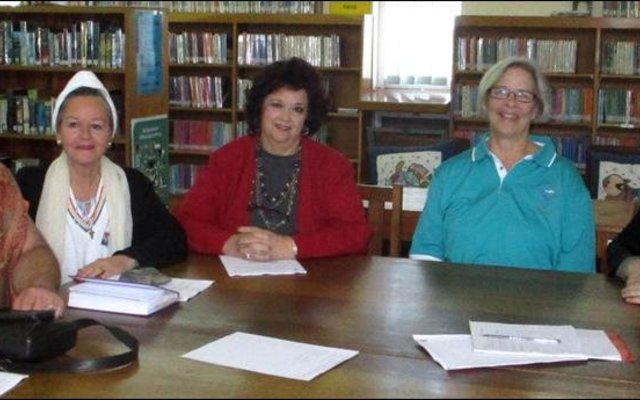 ‘n Voorlopige komitee is met die inisiatief van Gansbaai Biblioteek saamgestel met die oog op ‘n talentkompetisie wat volgende jaar in die dorp gehou sal word.  Van links Marjaan van Tonder,  Lynette van Wyk, Annelie Botha, Venda de Jager en Edna van der Linde.