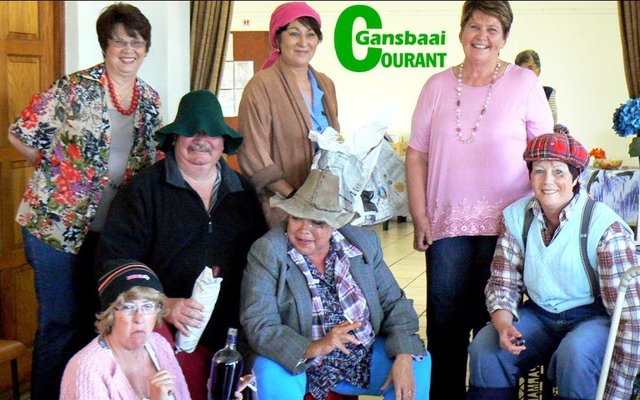 Vrolike Bietoubossers en Herberg-aan-See lede, wat soos boemelaars aangetrek het as deel van dié vroueklub se tema “Swaarkry met lekkerkry klaarkry”. Voor vlnr Marlene van Rooyen, Neolene Kleyn en Moira le Roux.   Middel is HaS se Bestuurder, John van Rooyen en agter vlnr Marie de Jager, Anita van Dyk en Aletta Lochner.