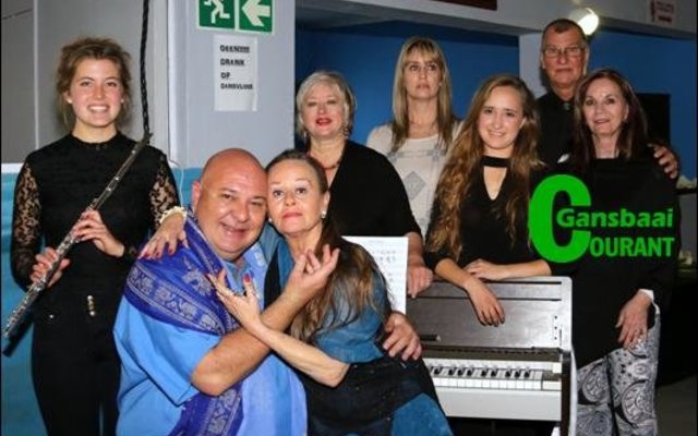 Marjaan van Tonder en Lynette van Wyk (voor) het die Sondagmiddag konsert geïnisieer. Van links staan Micaela Loubser, Bea Whittaker, Denise Olivier, Cassia Mildner, Dirk en Eva Buchner.