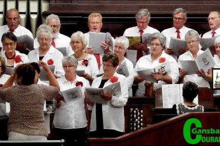 Gansbaai se NG Kerkkoor tydens hul optrede by die Ringskoorfees in Riviersonderend. Voor vlnr Jack White (trompet), Aletta Lochner (koorleier) en Anneline Reinke (begeleier) agter die klavier.