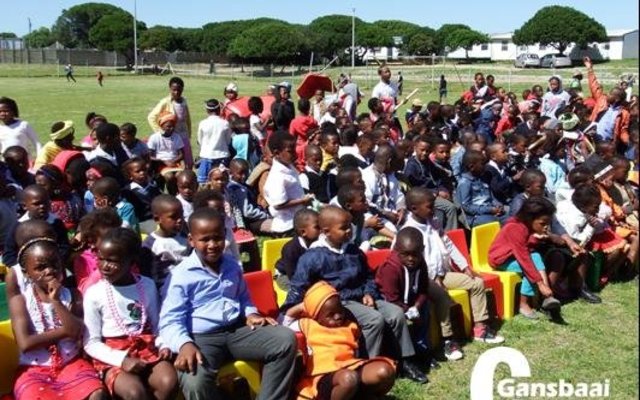 ‘n Deel van die groot groep opgewonde leerders van Masakhane Primêre Skool in kleurvolle tradisionele drag tydens hulle Erfenisdagvieringe.