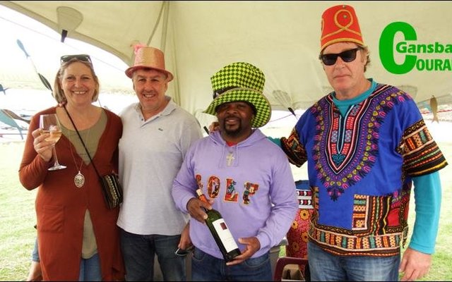 Lomond wyne het vir ‘n gesellige feesatmosfeer op die oewer van die Kraaiboschdam gesorg. Vlnr Caroline Gabb, David Mostert, Allan Mussa en Wayne Gabb (Eienaar: Lomond Wyne).