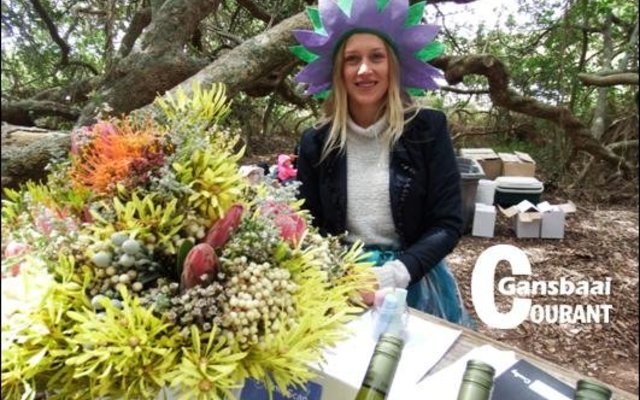 ‘n Vrolike Sanchia Chivell in beheer van die wynproe-tafel. 