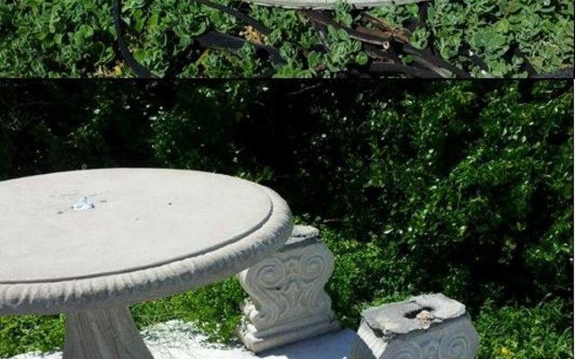 Die klipbankie by Haaiklip in Franskraal waar vandale die naweek skade aangerig het.