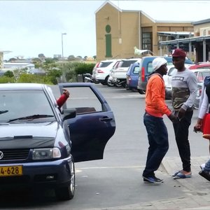 Kultuurdagvierders wat nie alleen op die parkering vir gestremdes parkeer het nie, maar ook vullis uit hul motor gegooi het.  