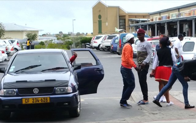 Kultuurdagvierders wat nie alleen op die parkering vir gestremdes parkeer het nie, maar ook vullis uit hul motor gegooi het.  