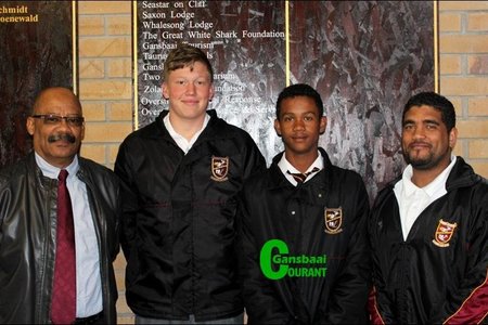 Gansbaai Academia se Boland-rugbyspelers, Christo Veldsman en Mershin Fick (middel),  wat na Johannesburg vlieg vir die Boland Ontwikkelingsrugby wedstryde. Links is die skoolhoof, mnr. Tommy Wilson en regs die span se afrigter, Craig Gillion.