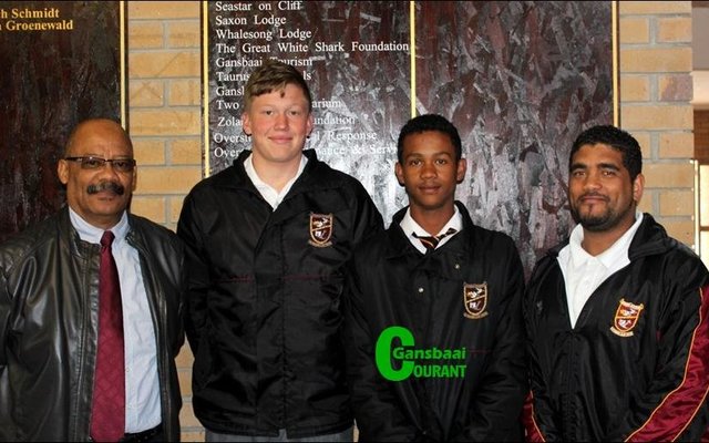 Gansbaai Academia se Boland-rugbyspelers, Christo Veldsman en Mershin Fick (middel),  wat na Johannesburg vlieg vir die Boland Ontwikkelingsrugby wedstryde. Links is die skoolhoof, mnr. Tommy Wilson en regs die span se afrigter, Craig Gillion.