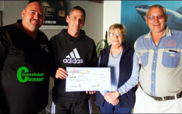 ‘n Dankbare oomblik vir BARC-bestuurslede tydens die oorhandiging van ‘n tjek ten bedrae van R4,000 wat met ‘n potjiekoskompetisie geïn is. Vlnr is Nols Jonas (BARC), Lujean van Dyk (Eienaar: Seaview Hotel), Annalie Jonker (BARC) en Casper Niemand (Seaview Cravings).