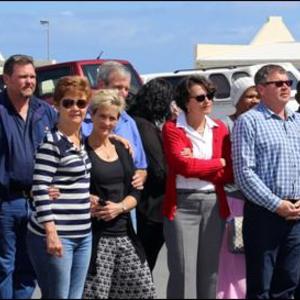 'n Groep belangstellendes wat Omega Verf & Hardeware se amptelike opening Vrydagoggend bygewoon het. Ds Deon Kloppers het die verrigtinge met 'n gebed geopen.