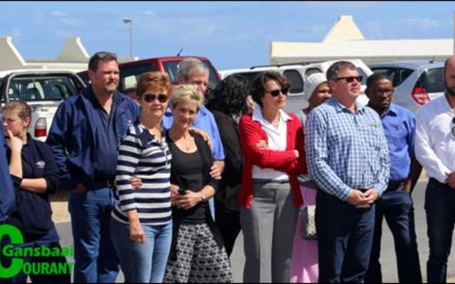 'n Groep belangstellendes wat Omega Verf & Hardeware se amptelike opening Vrydagoggend bygewoon het. Ds Deon Kloppers het die verrigtinge met 'n gebed geopen.