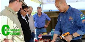 Verskaffers het allerlei interessante demonstrasies aangebied in hul onderskeie stalletjies buite die winkel.