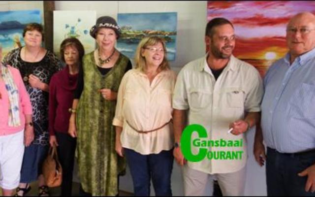 Pearly Beach se “Coffee Lounge”, Groenewald Photo & Art, is saam met enkele gaste bekendgestel. Van regs is Raadslid Dudley Coetzee (Overstrandse Onderburgemeester) en Willie en Tertia Groenewald (eienaars) saam met van die genooide gaste.