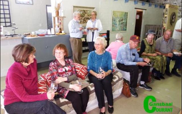 ‘n Deel van die genooide gaste geniet verversings tydens die bekendstelling van Groenewald Photo & Art, Pearly Beach se “Coffee Lounge”.