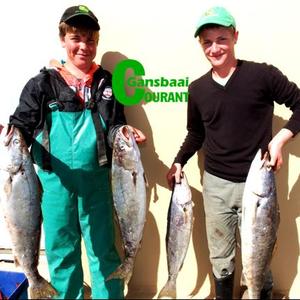 Die Birkenhead se twee Juniorkampioene, Hennie Groenewald en JP Uys, met hulle pragtige geelbekke.