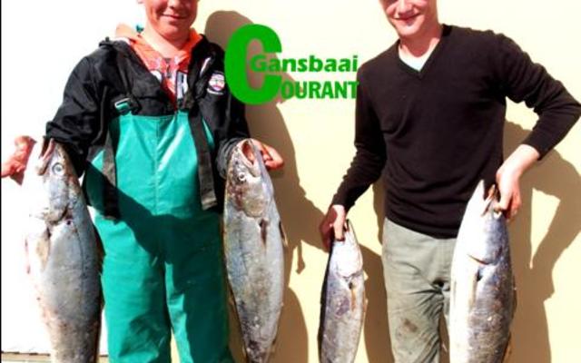 Die Birkenhead se twee Juniorkampioene, Hennie Groenewald en JP Uys, met hulle pragtige geelbekke.