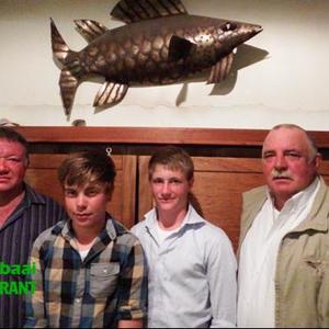 Die beste presteerders tydens die King of the Bay Boothengelkompetisie, Ben Uys, Hennie Groenewald (Jnr), JP Uys (Jnr) en Danie Fourie. Al vier van die Birkenhead Boothengelklub en hulle het vanaf die boot Oupa van Ben Uys gehengel.