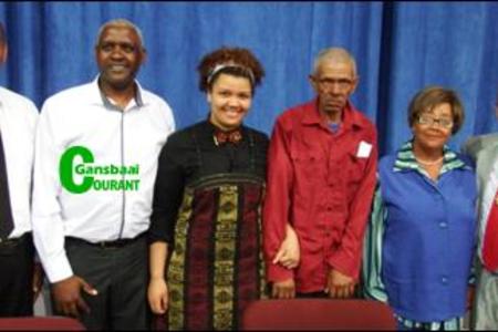 ‘n Helde ontvangs het in Gansbaai Primêr se skoolsaal op Jolyn Phillips, skrywer van Tjieng Tjang Tjerries and Other Stories, gewag tydens die be-kendstelling van haar boek. Vlnr is Tommy Volkwyn (skoolhoof), Steve Jacobs (onderwyser), Jolyn Phillips (skrywer) en haar ouers, Jacobus en Jocelyn Phillips van Blompark saam met Overstrandse Uitvoerende Burgemeester, Raadsheer Rudolph Smith.