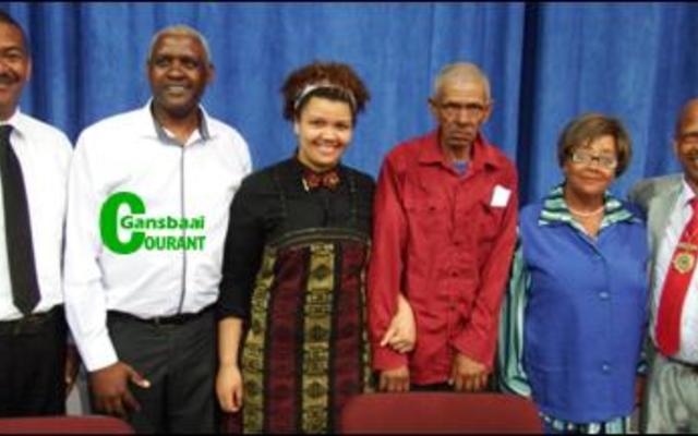 ‘n Helde ontvangs het in Gansbaai Primêr se skoolsaal op Jolyn Phillips, skrywer van Tjieng Tjang Tjerries and Other Stories, gewag tydens die be-kendstelling van haar boek. Vlnr is Tommy Volkwyn (skoolhoof), Steve Jacobs (onderwyser), Jolyn Phillips (skrywer) en haar ouers, Jacobus en Jocelyn Phillips van Blompark saam met Overstrandse Uitvoerende Burgemeester, Raadsheer Rudolph Smith.