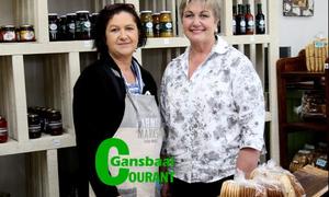 Plaasvroue vat hande in droogtetye