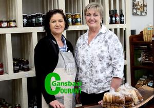 Plaasvroue vat hande in droogtetye