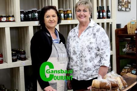 Tiekie van Biljon, eienares van The Farmlady’s Shed saam met haar regterhand Christine Jefferies.