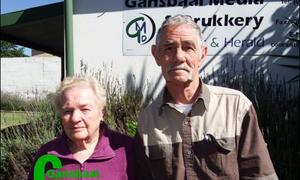 Egpaar veg teen brand met tuinslang