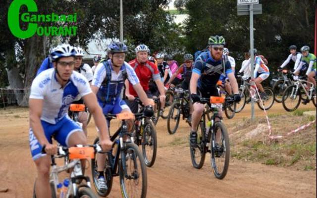 ‘n Groep bergfietsryers spook sake uit tydens ‘n vorige Uitdaag-pretdag.