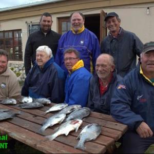 Die “oes” van die Overberg Kus-hengelkompetisie wat ‘n beter “Vistelling as Boktelling” was. Voor vlnr Stephen Ashlin, Dawie Toua, Sihan Toua, Eric Coetzee en Oubaas Lesch. Agter vlnr Anthony Malley, Frans Claassen (voorsitter) en Johan van Romburgh.