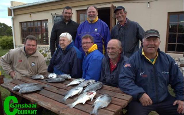 Die “oes” van die Overberg Kus-hengelkompetisie wat ‘n beter “Vistelling as Boktelling” was. Voor vlnr Stephen Ashlin, Dawie Toua, Sihan Toua, Eric Coetzee en Oubaas Lesch. Agter vlnr Anthony Malley, Frans Claassen (voorsitter) en Johan van Romburgh.