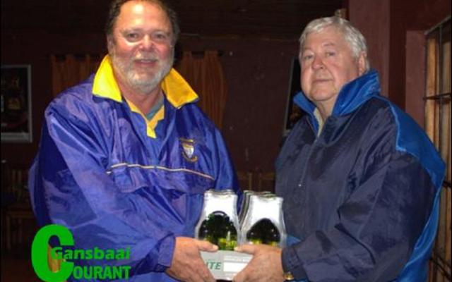 Dawie Toua (regs) ontvang sy prys vir die tweede swaarste vis (galjoen, 0.98kg) van Frans Claasen.