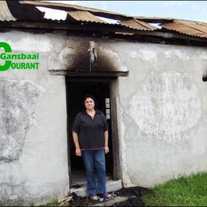 Truida Fourie staan in die deur van die erfenis-woning in B’Bos, waar sy gebore is, wat deur ‘n brand vernietig is.