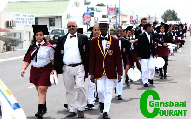Die matrikulante van Gansbaai Academia het die “Vryheid van die Dorp” geniet tydens hul laaste skooldag.  Hier neem die hoofmeisie, Sonja-Lee Spandiel en hoofseun, Analo Yawe vir oulaas hul leiersposisies in, met die skoolhoof, mnr Tommie Wilson trots in die middel.  Die matrikulante het met hul laaste eksamen begin voordat hulle die grootmenswêreld betree. Ons beste wense vergesel hulle.