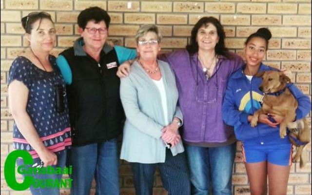 Regs is Nikita Salo, BARC se eerste aspirant hondehanteerder met haar hondjie, Ballas, saam met vlnr Theresé de Wet, dr Louise Botha, Annalie Jonker en Sheryll Steyn.