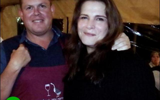 Na afloop van ‘n aanbieding oor Laibach Wyne se organiese wyne, het wynmaker Francois van Zyl ‘n Gansbaai Wynproegilde voorskoot as blyk van waardering ontvang. Hier staan hy  met sy eggenote, Marietjie.