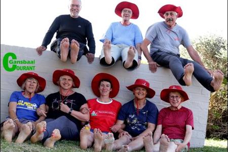 Die rooi hoede, geïnspireer deur die Agulhas ligtoring se lig, wat aan-sluit by die groep wat hul tog in die “Lig” van die Here se genade en goedheid  aangepak het, het die eenheid geaksentueer van die Strauss-Pelgrims.  Hul voete was Donderdagmiddag seer en moeg, maar die spangees was lig en bemoedigend.  Agter van links: Michiel Strauss (oud-predikant), Pieter Mans (ingenieur) en Jan van Heerden (afgetrede ministeriële sekretaris).  Voor: Julia Viljoen (oud-redakteur Huisgenoot), Pauli Geldenhuis (sielkundige), Liezelde Vos (apteker), Dalene van Zyl (uitgetrede boekhouer) en Maryth Meise (uitgetrede bibliotekaris, oudste stapper en het die Spaanse Camino al ‘n paar keer bewandel). Die groepe wou nie graag hul beroepe noem nie, maar hul onderskeie vakkwaliteite het bygedra tot ‘n lewenservaring wat spreek van welwillendheid, bemoediging en gemeensaamheid.
